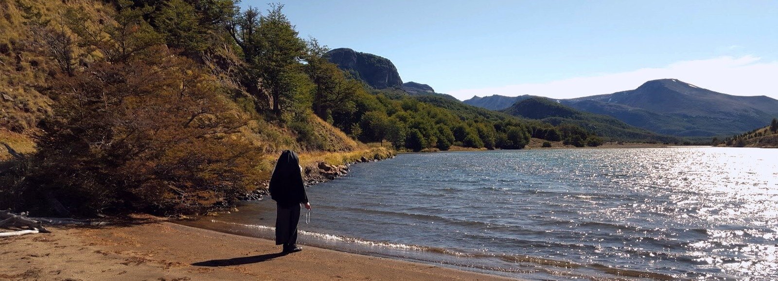 Monja junto al lago